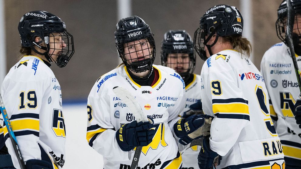 Flera spelare i HV71 i SDHL på isen.