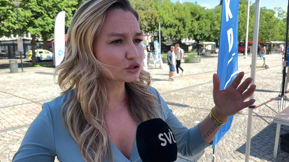 Ebba Busch, partiledare i Kristdemokraterna berättar om deras idéer inför EU-valet på stora torget i Karlstad.