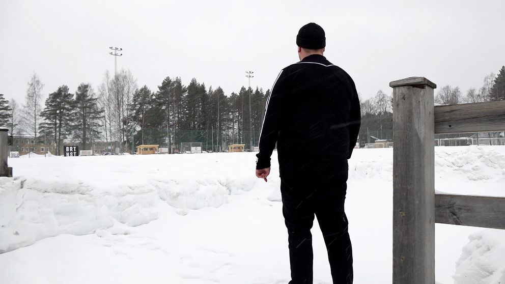 Med 40 centimeter snö på Tunavallen är fotbollsplanen långt i från spelbar.