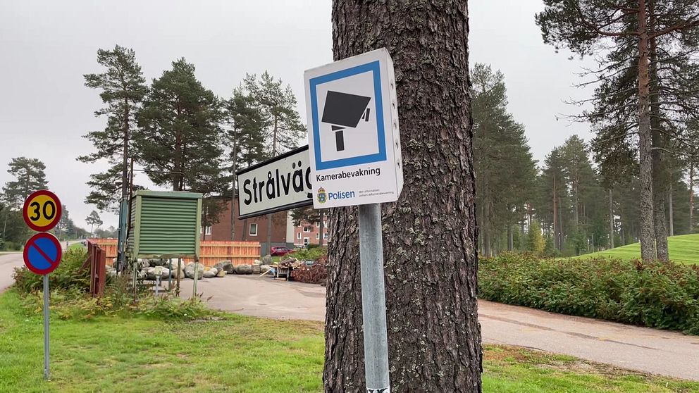 Gatuskylt för Strålvägen i Timrå och skylt som visar att området är kameraövervakat