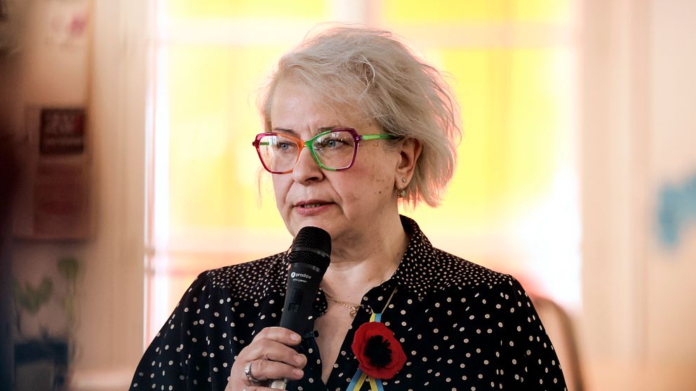 Den ryska journalisten Ekaterina Barabash med en mikrofon i handen.
