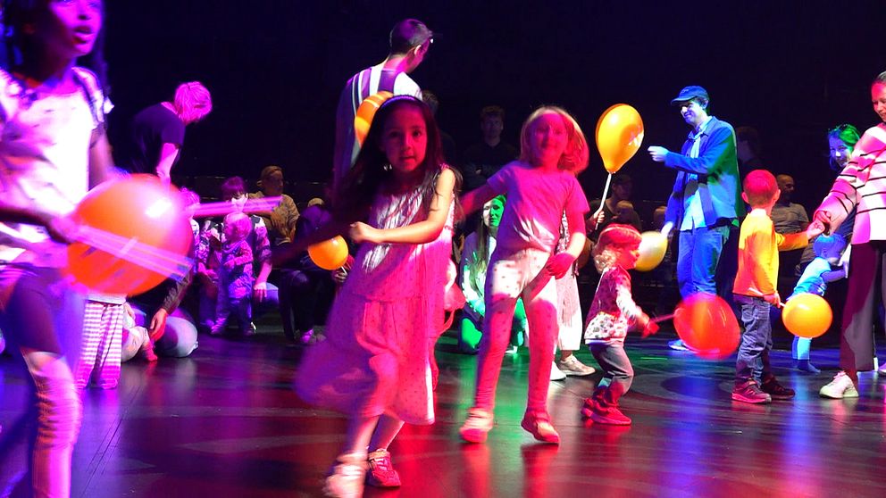 Barn som dansar på Norrlandsoperans disco i Umeå