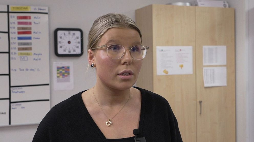 Blond kvinna pratar
