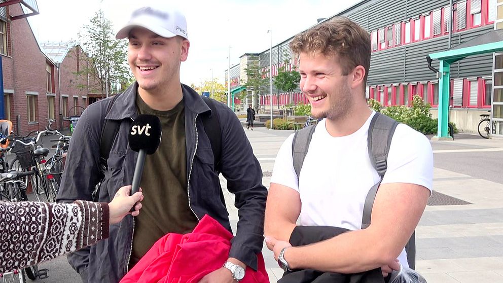Gustav Hultgren och Jacob Rosenqvist, studenter vid LTU, intervjuas på universitetsområdet.