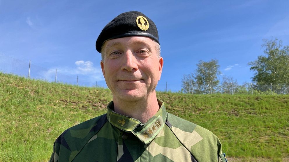 Johan Jönsson ny överste på Luftvärnsregementet i Halmstad står på en gräsmatta