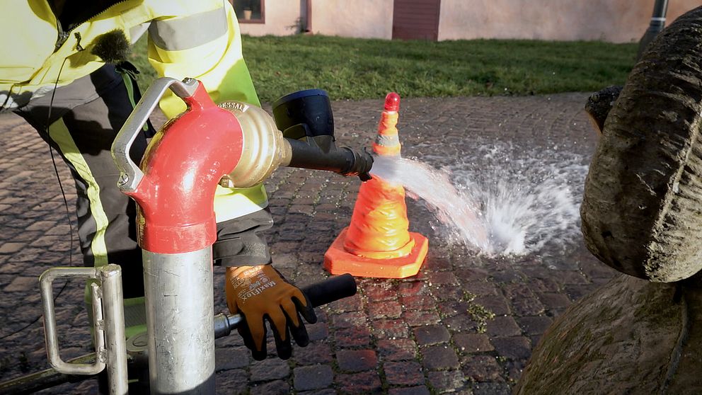 en vattenpost som spolar vatten i visby