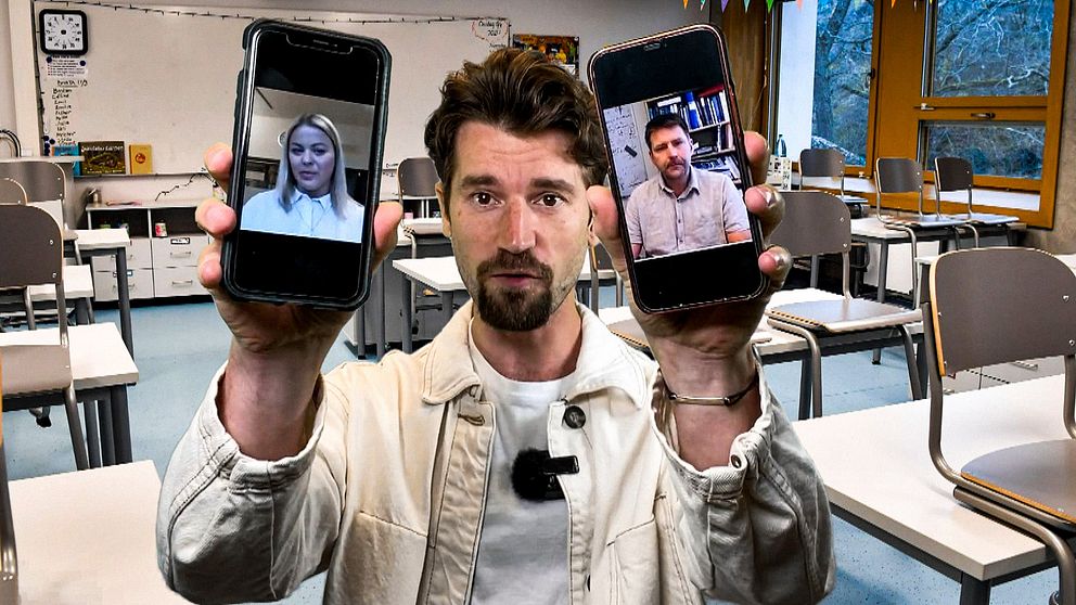 SVT:s reporter Daniel Strömbäck med två mobiler i ett klassrum