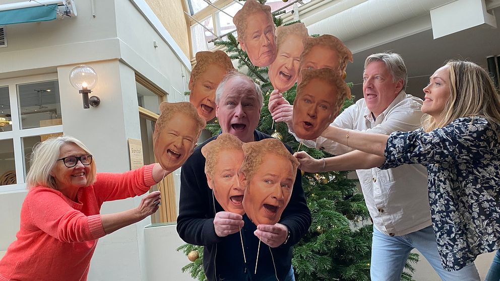I ensemblen till årets sommarteater, tillsammans med Robert Gustafsson, syns även Carina Lidbom, Per Svensson och Linda Olsson.