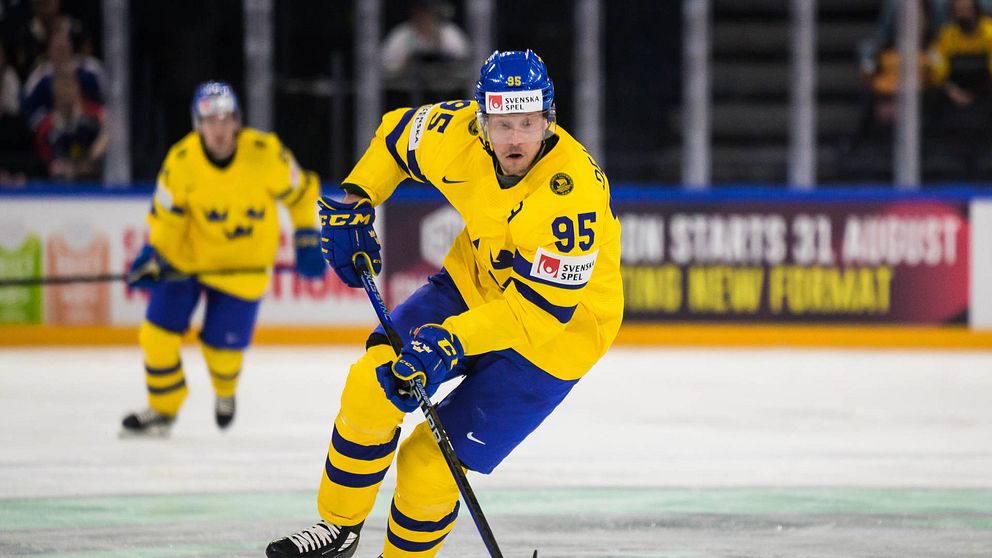 Ishockeyspelaren Jacob de la Rose i gruppspelsmatchen mot Tyskland i hockey-VM 2023.