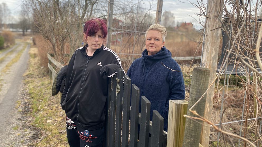 Kajsa Hedin och Pernilla Fritz som står i koloniområdet i Katrineholm..