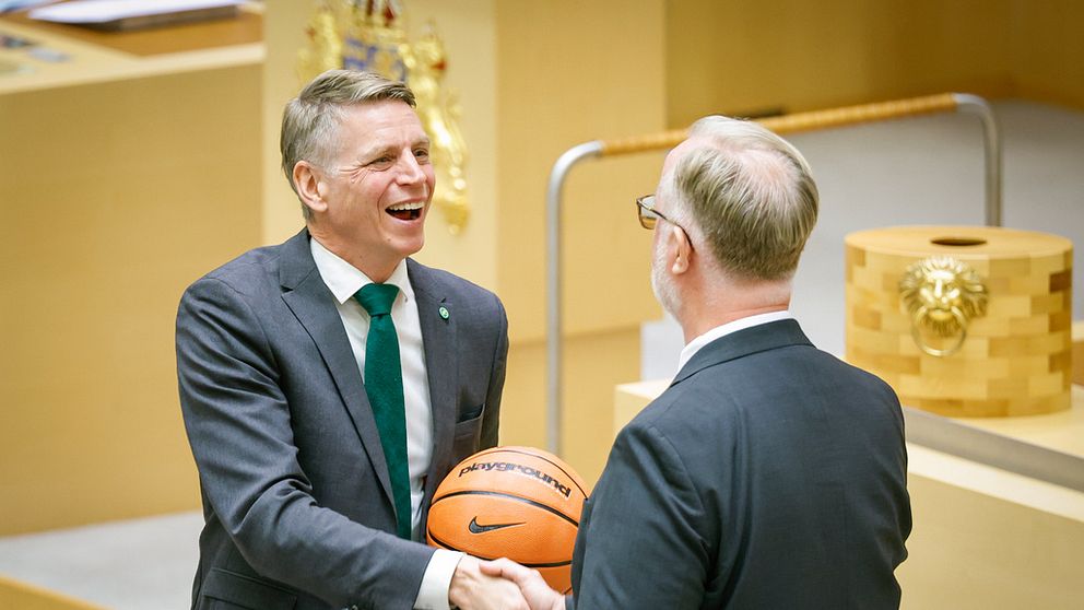 Avgående språkröret Per Bolund fick bl.a. en basketboll