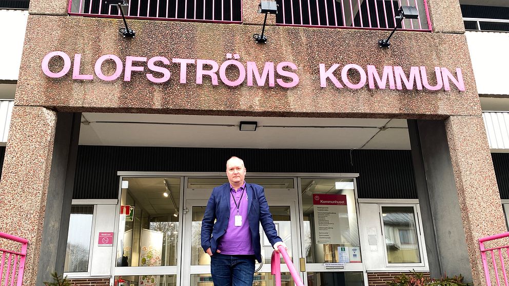 Man framför entrén till rådhuset i Olofström, mannen är socialdemokratiska kommunalrådet Morgan Bengtsson.