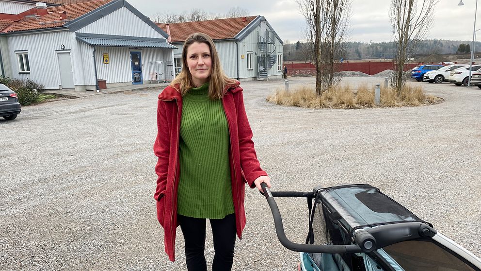 Maria Strid, förälder, står med barnvagnen utanför en förskola i Marielundsviken i Läggesta, Mariefred