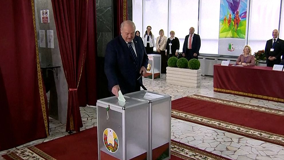 Aleksandr Lukasjenko stoppar sin valsedel i valurnan