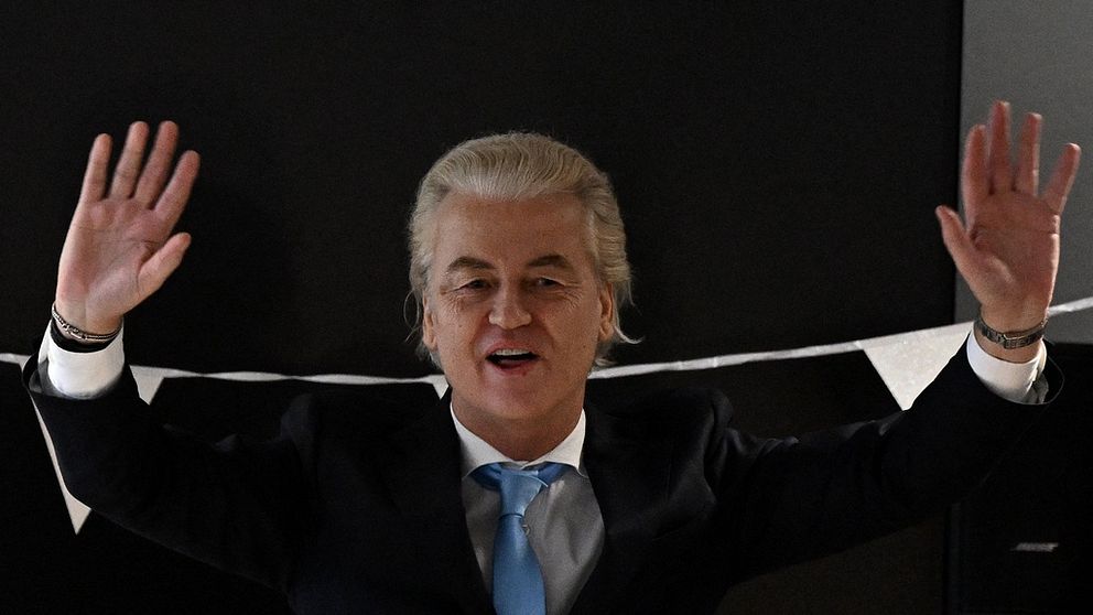 Geert Wilders höjer sina händer.