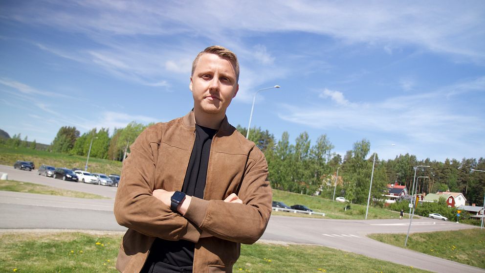 Yngre man i brun kort jacka
