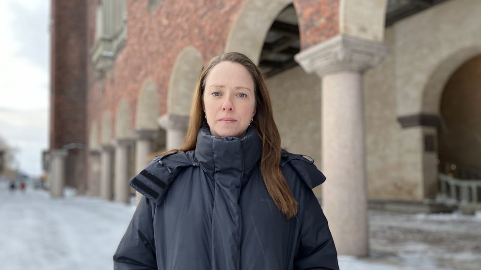 Åsa Lindhagen (MP), miljö- och klimatborgarråd står utanför Stadshuset i Stockholm.