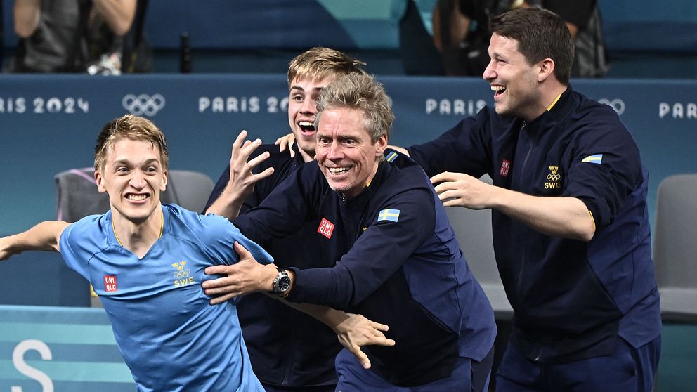 Sveriges bordtennisherrar jublar.