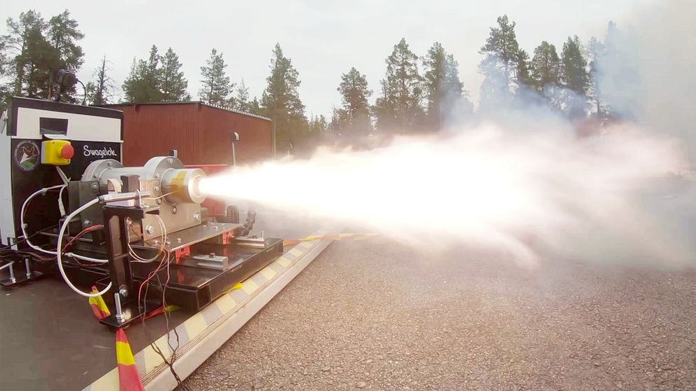 LTU-studenter bygger raket och gör en motortest.