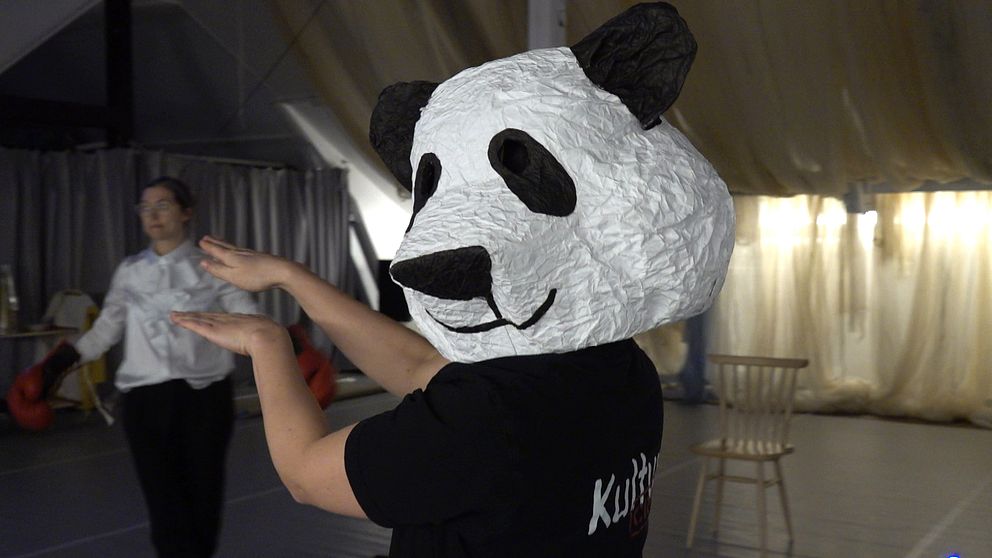 En dansare ur MASS-kollektivet med ett pandahuvud