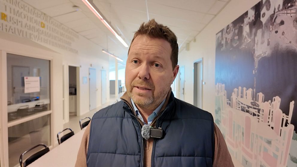 Säkerhetssamordnaren står i en korridor