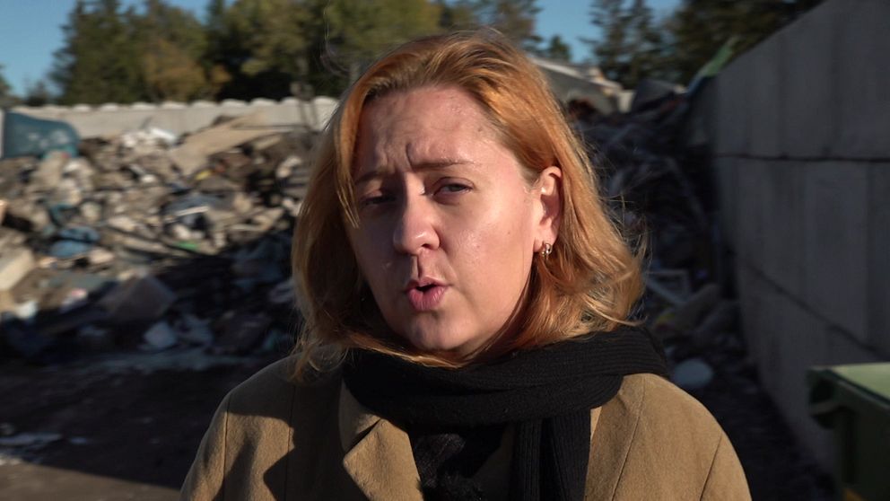 Reporter vid sopberg