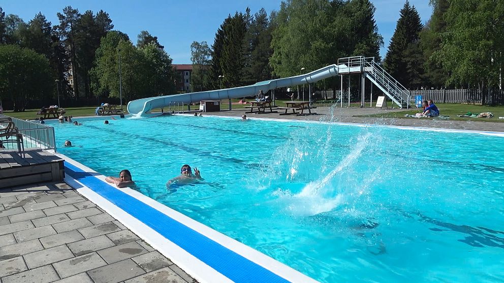 Aronsbadet i Luleå med pool och rutschkana.