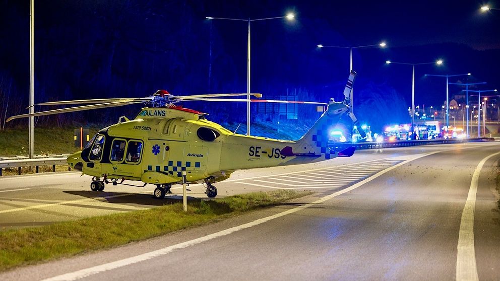 En ambulanshelikopter på E6 i höjd med Ljungskile.