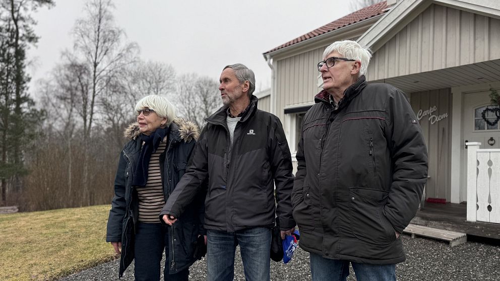 Maj Widäng, Roland Sandahl och Bengt-Åke Isaksson står bredvid varandra och kollar bortåt.