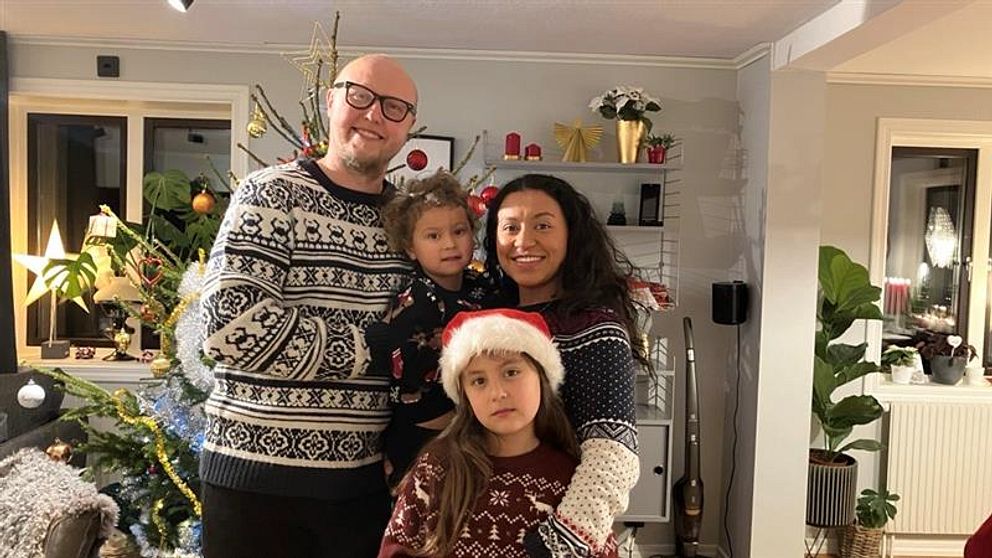 Familjen Lundkvist står i sitt hem, framför deras gran och tittar in i kameran med stora leendet. De är redo för att välkomna hem ensamstående föräldrar för julfirande hemma hos dem.