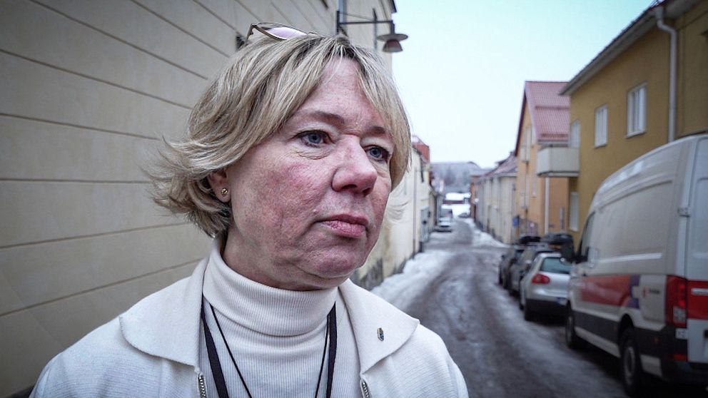 Närbild på Dalarnas landshövding Helena Höij – medelålders kvinna i vit tröja utomhus på en gata i Falun vintertid.