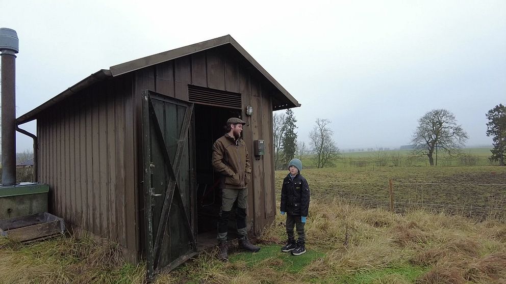 Isak Malmgren och hans son utanför ingången till bunkern i Gullarp.