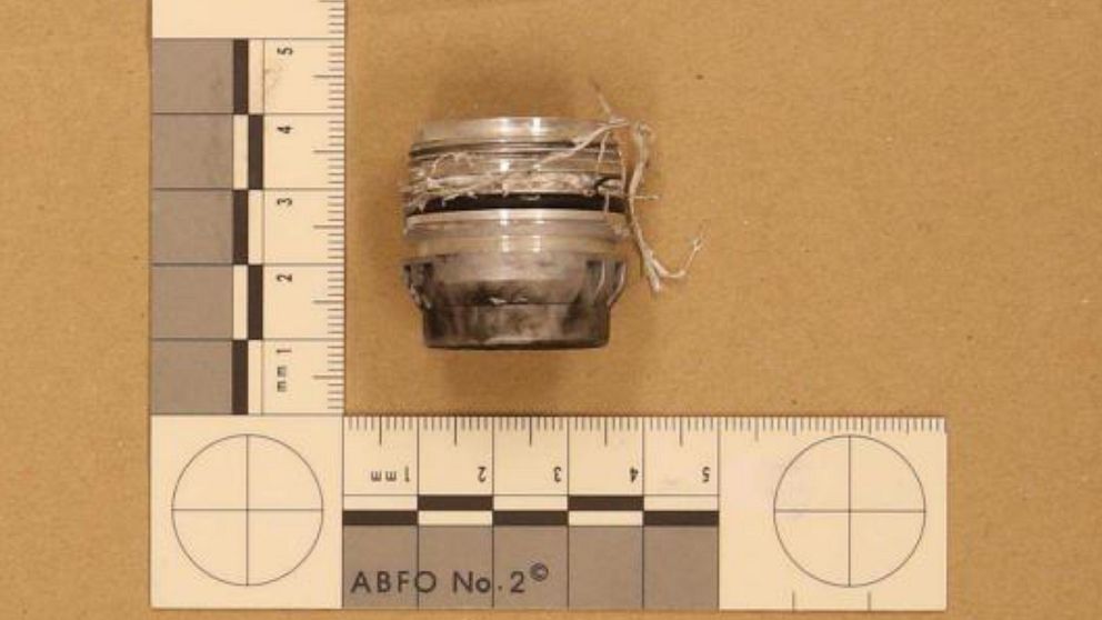 En silverfärgad metalldetalj som misstänks vara en del av den hemmagjorda bomben som briserade i Gällivare.