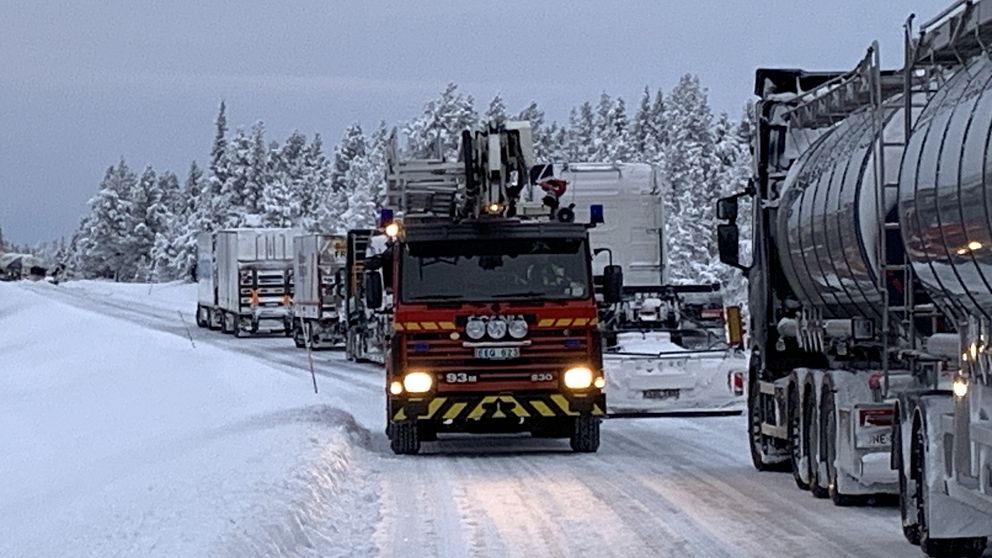 Flera lastbilar på rad vid avspärrningen mellan Arjeplog och Arvidsjaur.