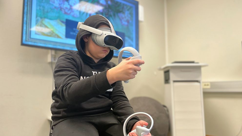 En elev, med VR-glasögon och spelkontroller i händerna, undervisas via virtual reality på Pålstorpsskolan i Höganäs.
