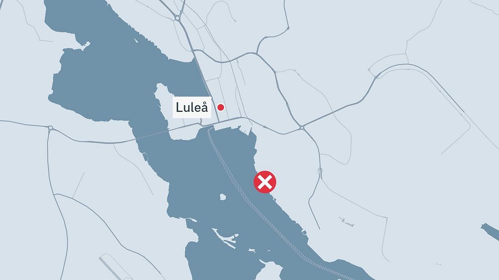 Karta över Luleå med en markerad plats angiven med ett rött kryss. Karta visar omgivande vatten och vägar.