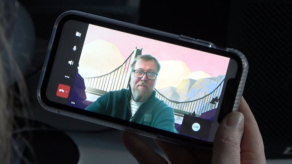 Olle Lundin, professor i förvaltningsrätt Uppsala universitet, syns på FaceTime i en mobiltelefon.