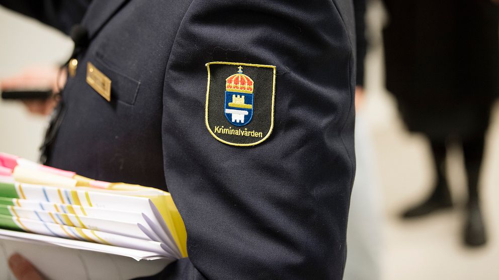 En person med kläder från Kriminalvården
