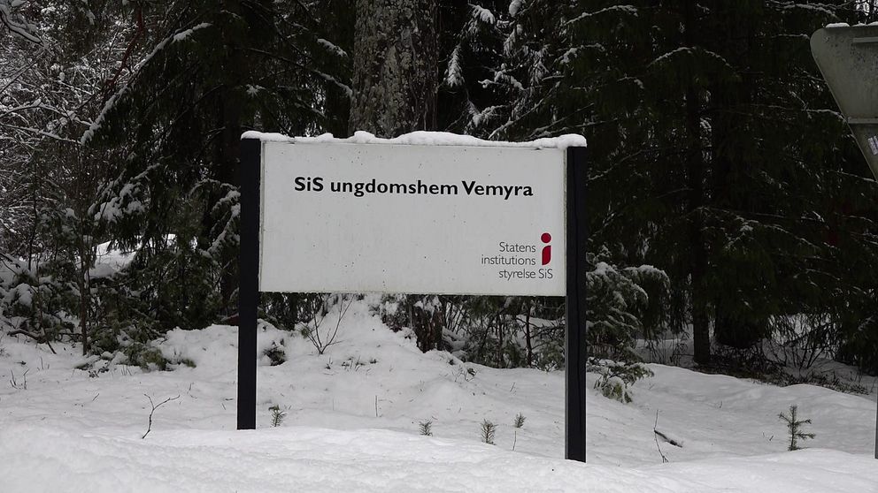 Skylt vid SiS ungdomshem Vemyra i en snötäckt skogsmiljö.