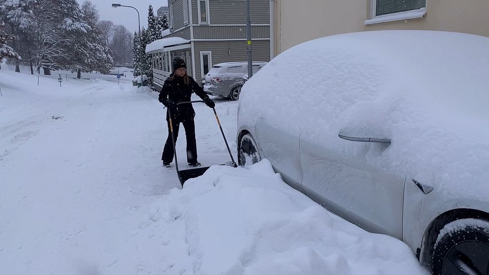 Amanda Hugosson i Sundsvall skottar fram sin bil.