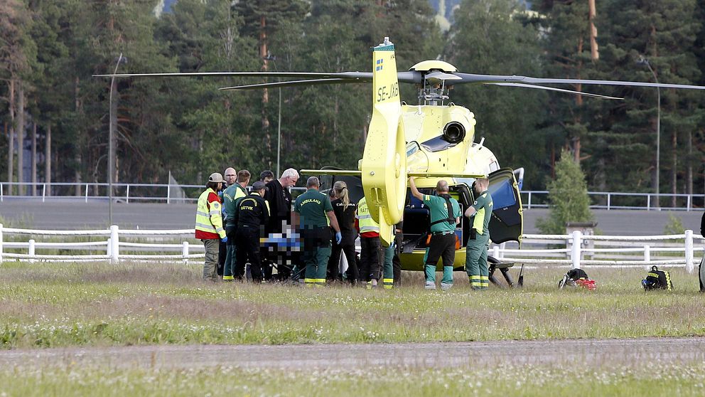 En ambulanshelikopter lastas med en patient