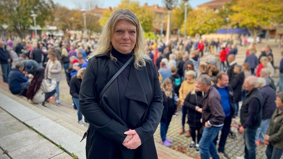 Sara Palovaara står svartklädd på Järntorget i Sandviken