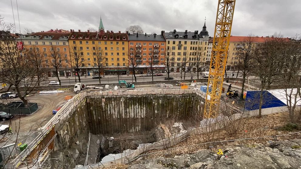 Bild på hisschaktet som just nu sprängs och grävs fram i Stigbergsparken på Södermalm.