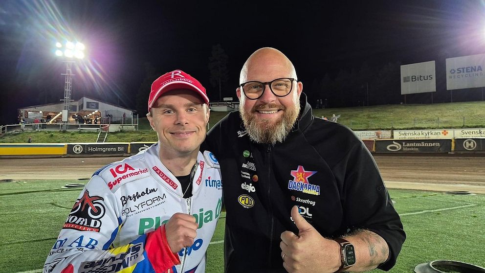 t.v speedwayförare Tomas Jonasson i vit dräkt med rödkeps på. t.v Rikard Kling, nya lagledaren för Dackarna med svart tröja.