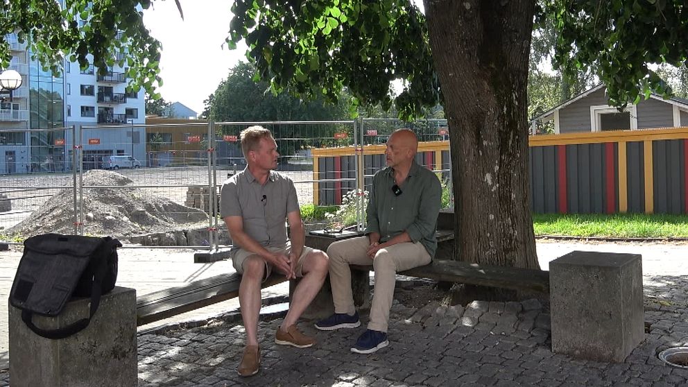 Två män sitter vid en ek träd Thomas Lissing