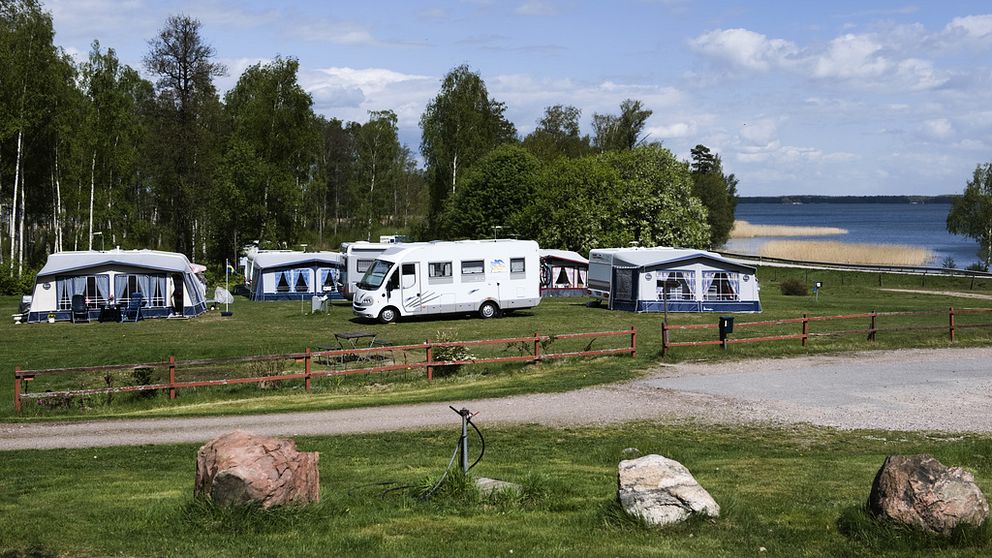 En husbil stående på campingplats