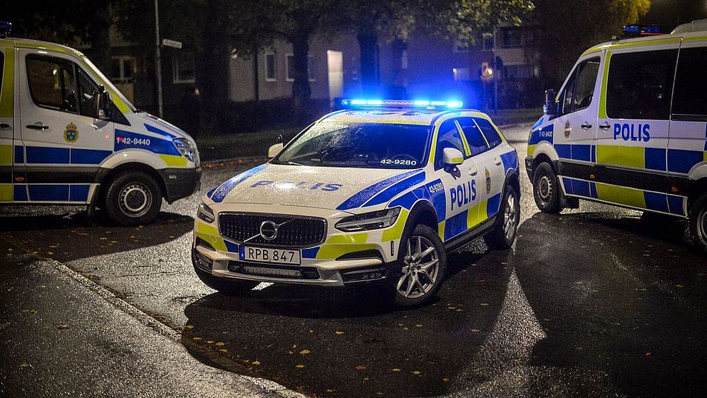 Polisbilar efter skjutningen i Hageby.