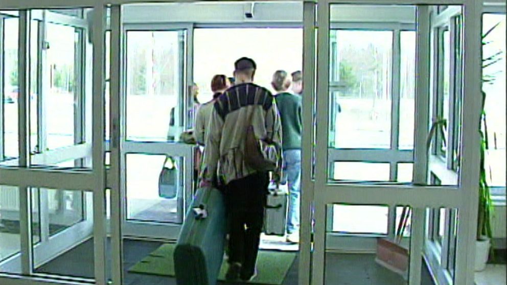 Passagerare med resväskor på väg till flyget på Rörberg