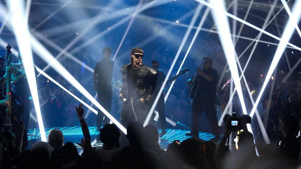 Peso Pluma under uppträdande på MTV Video Music Awards.