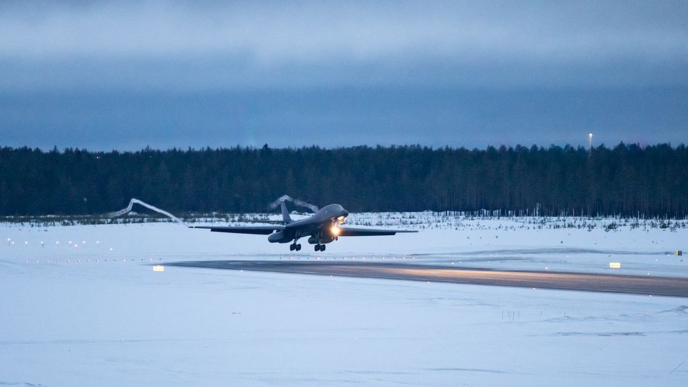 Strax innan klockan 7 fredag 23 februari landade B-1B Lancer i Luleå.